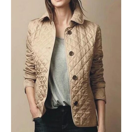 Giacca donna in seta lucida, elegante e confortevole, con finiture sofisticate e tessuto pregiato per un look raffinato.