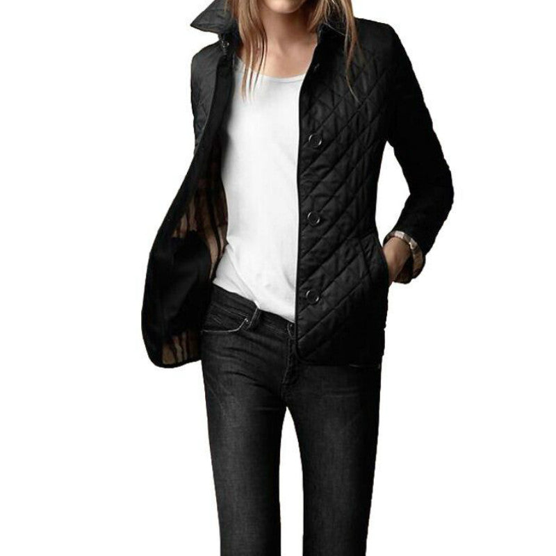 Giacca donna in seta lucida, elegante e confortevole, con finiture sofisticate e tessuto pregiato per un look raffinato.