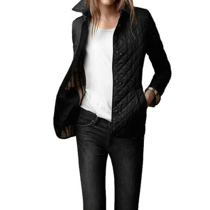 Giacca donna in seta lucida, elegante e confortevole, con finiture sofisticate e tessuto pregiato per un look raffinato.