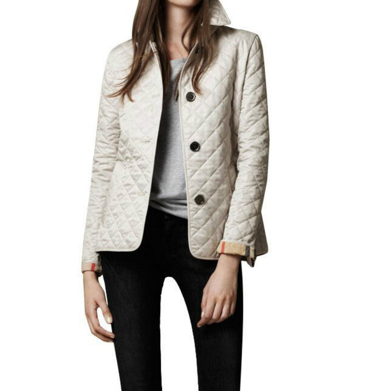Giacca donna in seta lucida, elegante e confortevole, con finiture sofisticate e tessuto pregiato per un look raffinato.