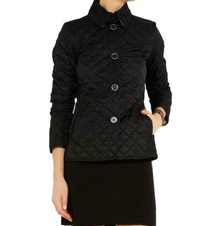 Giacca donna in seta lucida, elegante e confortevole, con finiture sofisticate e tessuto pregiato per un look raffinato.