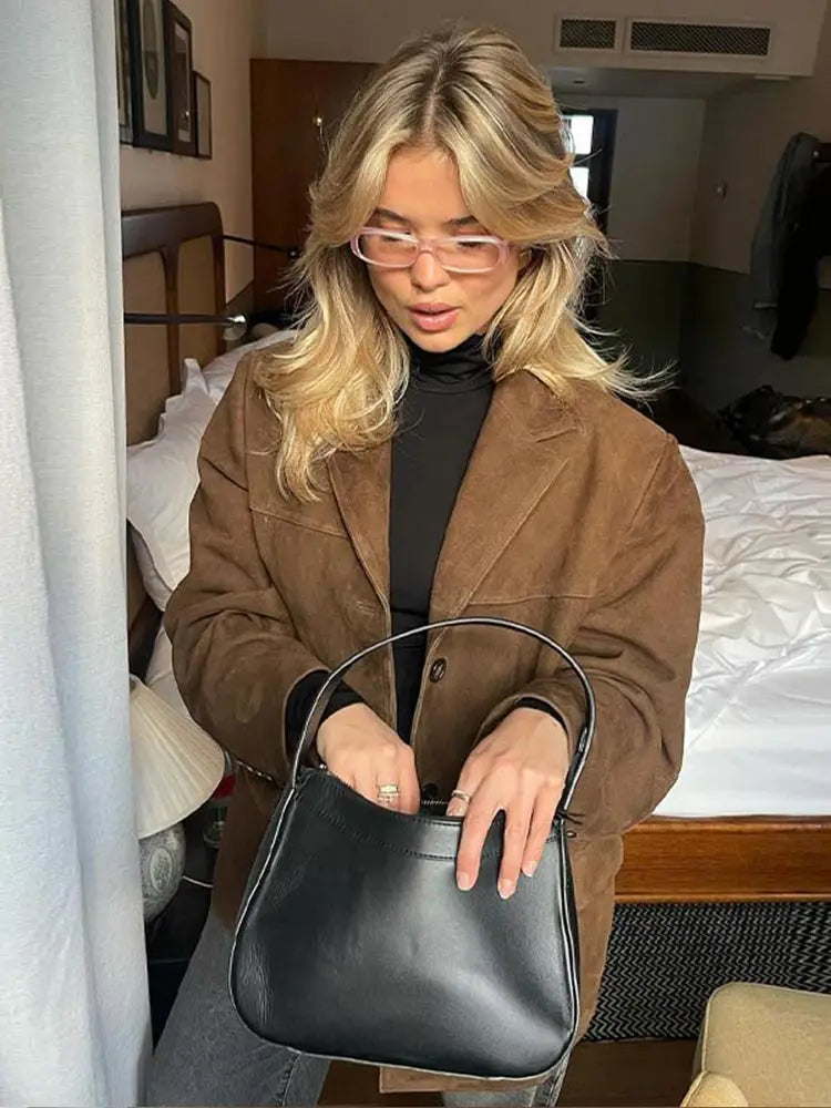 "Giacca donna pelle scamosciata marrone, elegante e versatile, ideale per primavera e autunno con vestibilità strutturata."