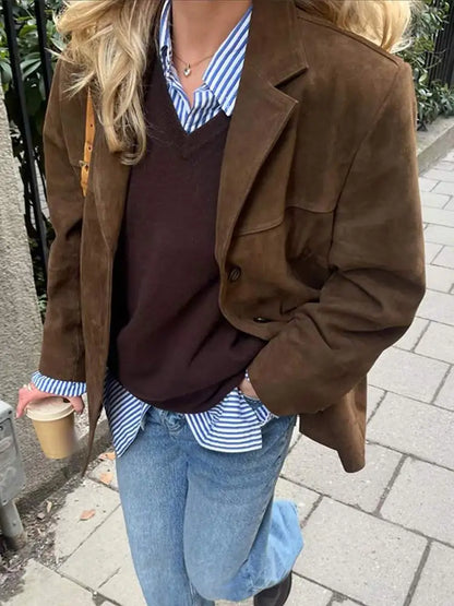 "Giacca donna pelle scamosciata marrone, elegante e versatile, ideale per primavera e autunno con vestibilità strutturata."