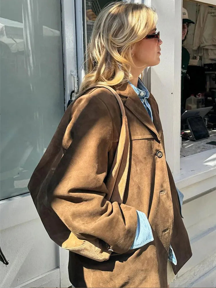 "Giacca donna pelle scamosciata marrone, elegante e versatile, ideale per primavera e autunno con vestibilità strutturata."