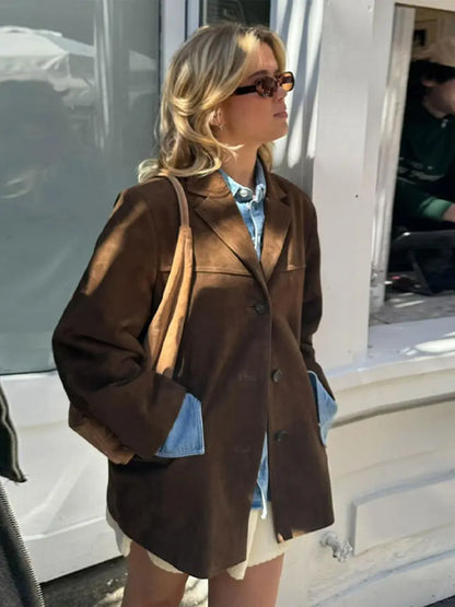 "Giacca donna pelle scamosciata marrone, elegante e versatile, ideale per primavera e autunno con vestibilità strutturata."