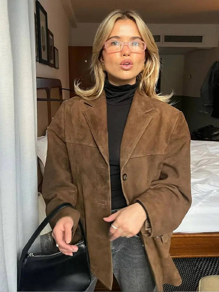 "Giacca donna pelle scamosciata marrone, elegante e versatile, ideale per primavera e autunno con vestibilità strutturata."