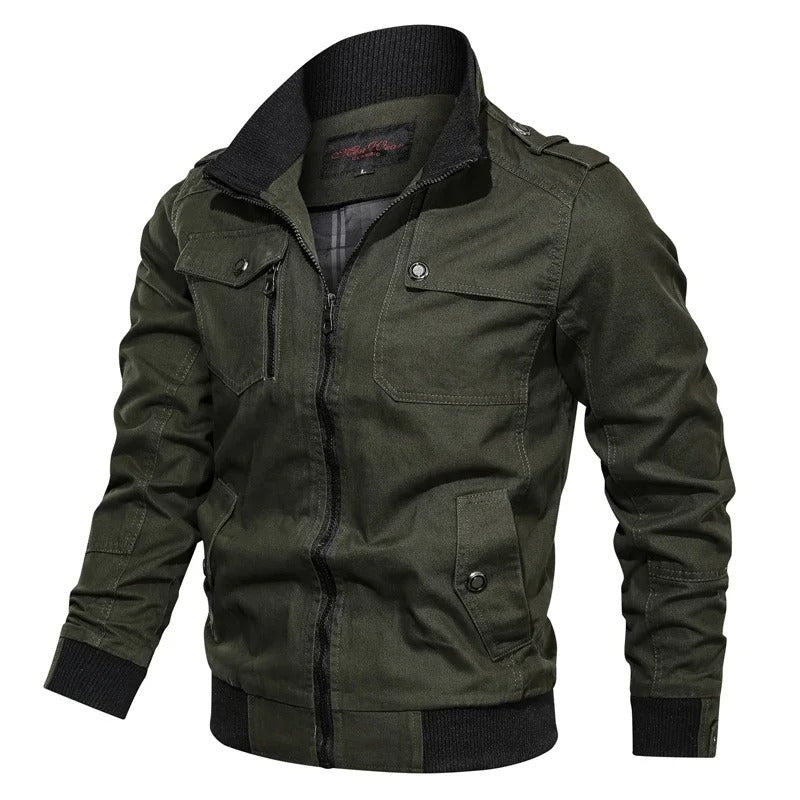 "Giacca estiva da moto uomo leggera, design grintoso, colore rosso, traspirante, perfetta per guida estiva su due ruote."