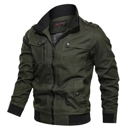 "Giacca estiva da moto uomo leggera, design grintoso, colore rosso, traspirante, perfetta per guida estiva su due ruote."
