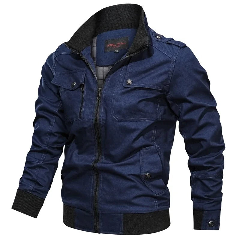 "Giacca estiva da moto uomo leggera, design grintoso, colore rosso, traspirante, perfetta per guida estiva su due ruote."