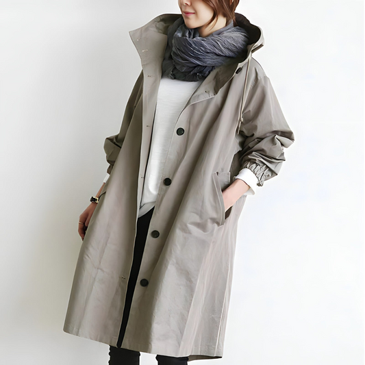 "Giacca estiva donna, vista frontale, colore chiaro, silhouette snella, dettagli eleganti, design versatile, comfort ottimale