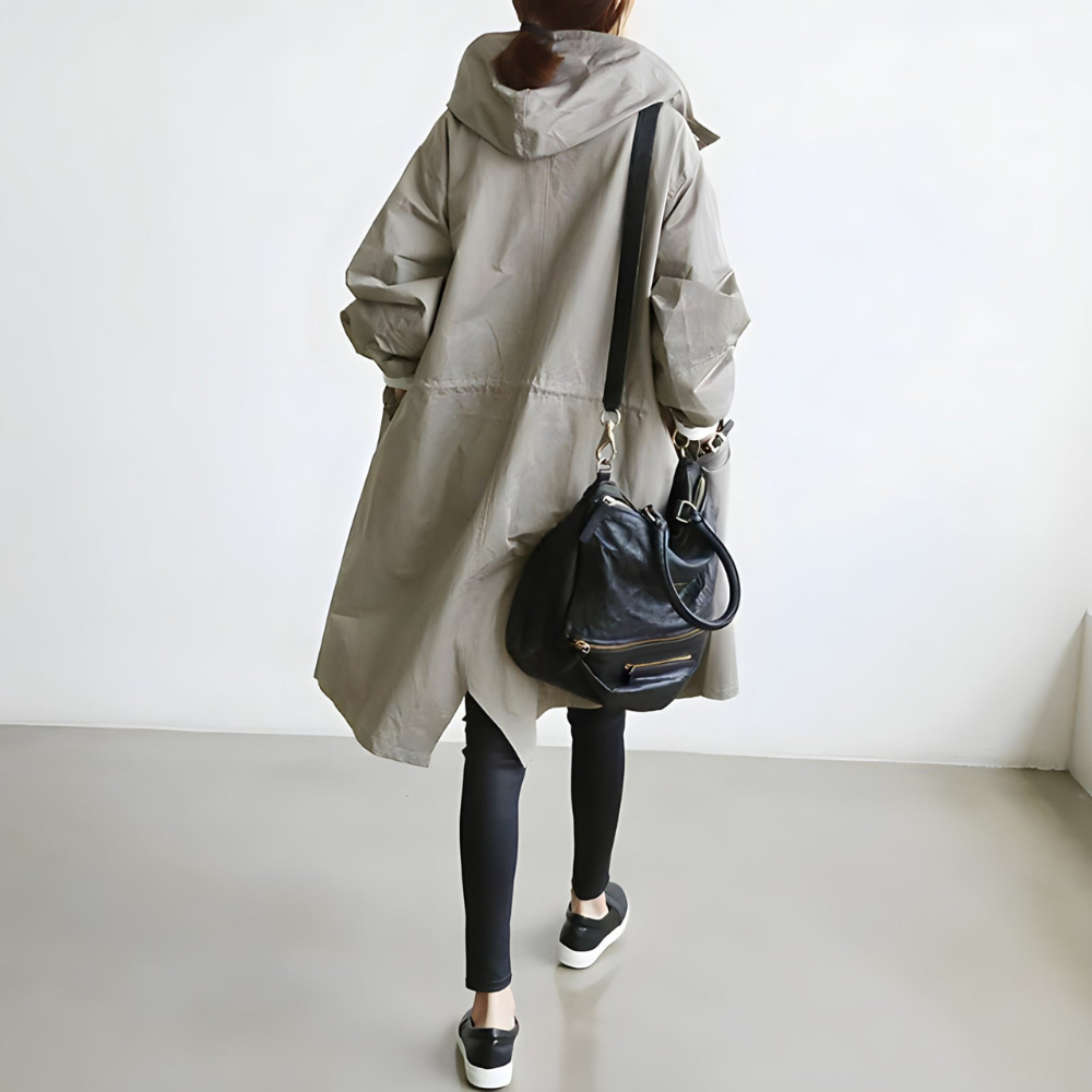 "Giacca estiva donna, vista frontale, colore chiaro, silhouette snella, dettagli eleganti, design versatile, comfort ottimale