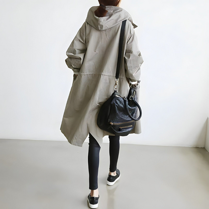 "Giacca estiva donna, vista frontale, colore chiaro, silhouette snella, dettagli eleganti, design versatile, comfort ottimale