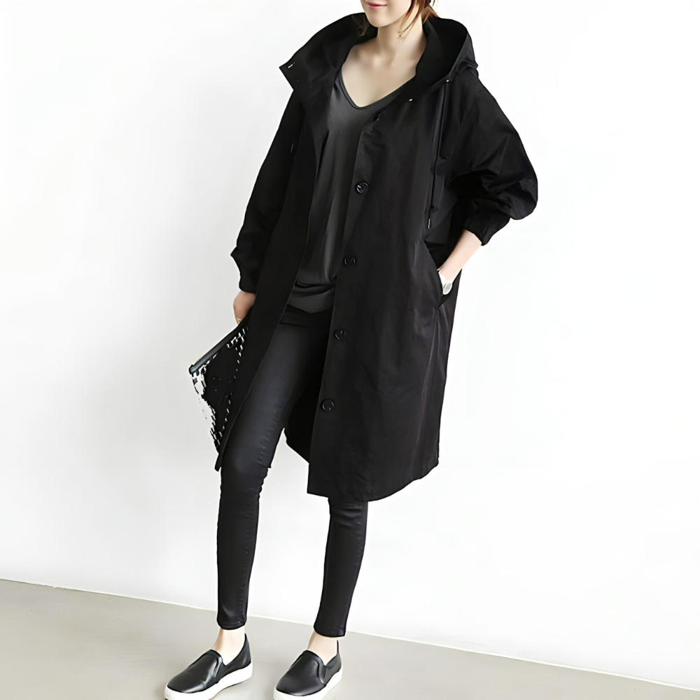 "Giacca estiva donna, vista frontale, colore chiaro, silhouette snella, dettagli eleganti, design versatile, comfort ottimale