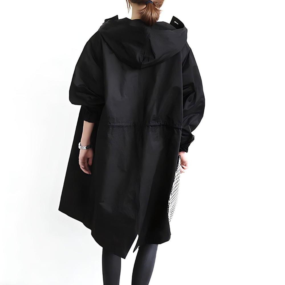 "Giacca estiva donna, vista frontale, colore chiaro, silhouette snella, dettagli eleganti, design versatile, comfort ottimale