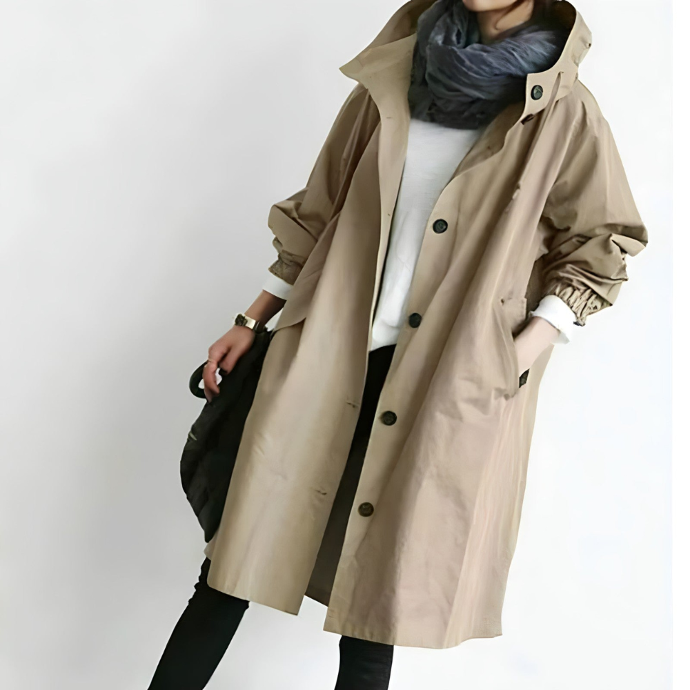 "Giacca estiva donna, vista frontale, colore chiaro, silhouette snella, dettagli eleganti, design versatile, comfort ottimale