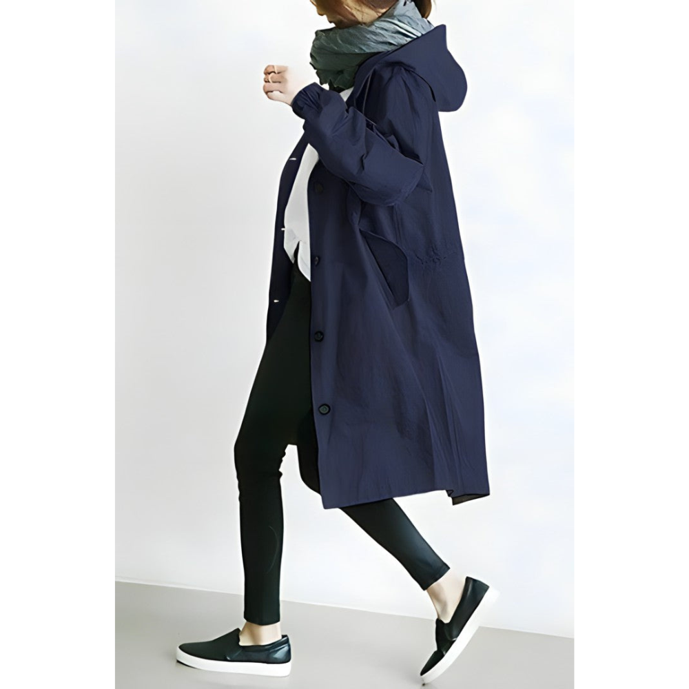 "Giacca estiva donna, vista frontale, colore chiaro, silhouette snella, dettagli eleganti, design versatile, comfort ottimale