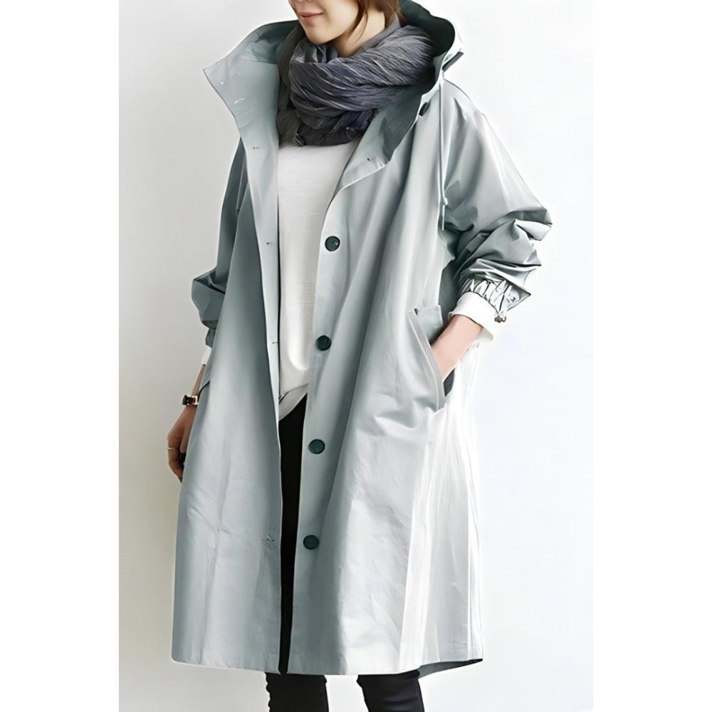 "Giacca estiva donna, vista frontale, colore chiaro, silhouette snella, dettagli eleganti, design versatile, comfort ottimale