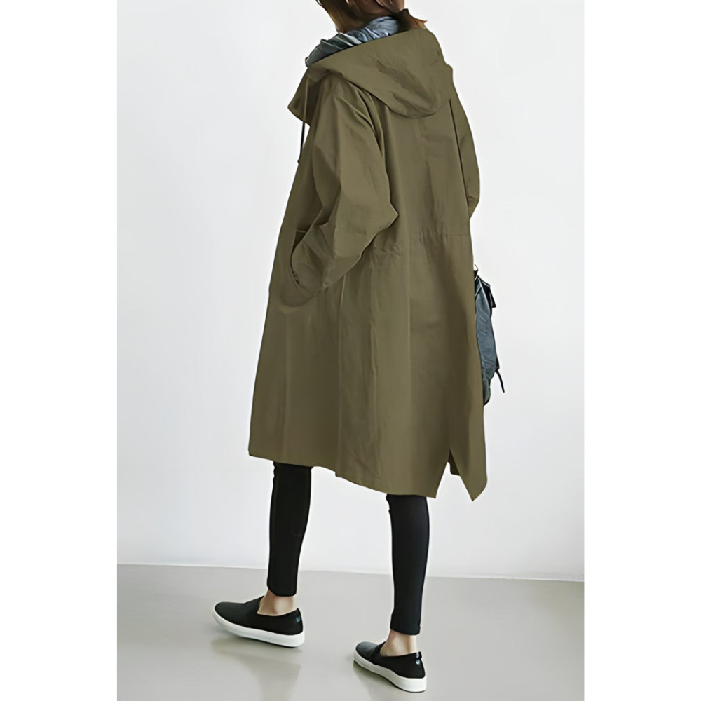 "Giacca estiva donna, vista frontale, colore chiaro, silhouette snella, dettagli eleganti, design versatile, comfort ottimale