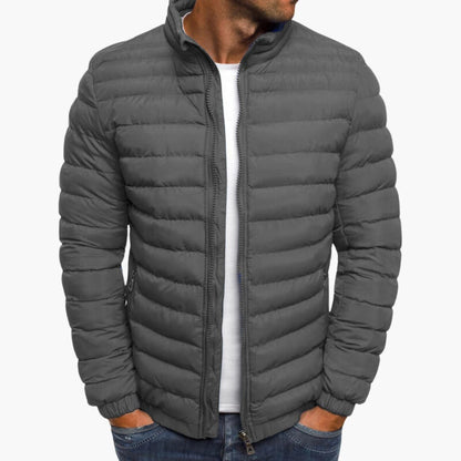 "Giacca estiva leggera uomo elegante, design moderno, vari colori, tessuto leggero e traspirante per il massimo comfort."