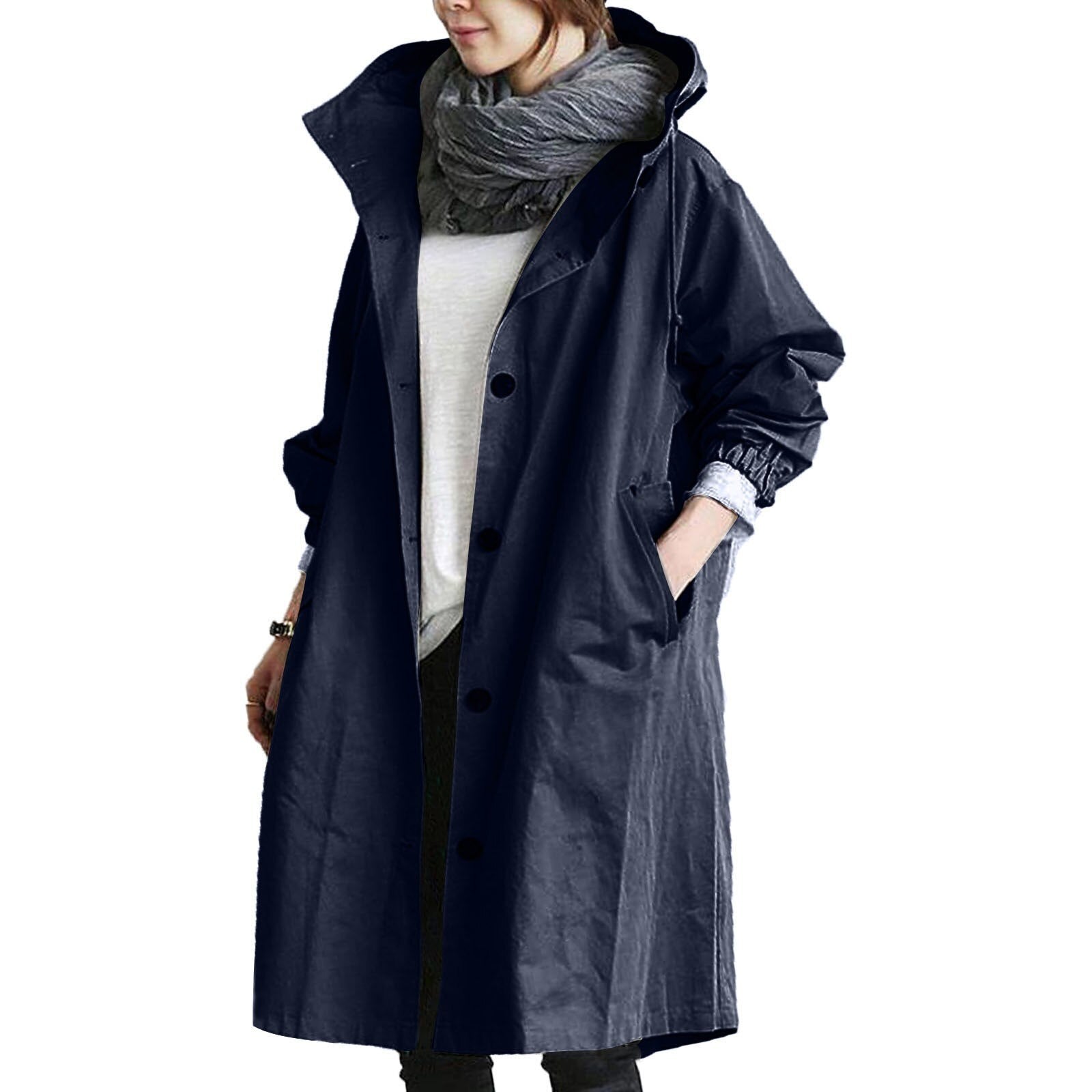 "Giacca impermeabile donna con cappuccio elegante, tessuto blu, design moderno monopetto, perfetta per pioggia e vento."