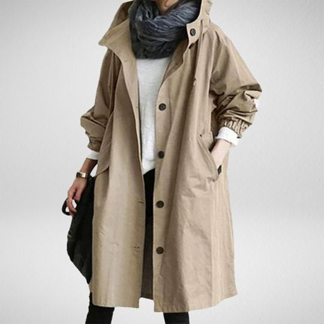 "Giacca impermeabile donna con cappuccio elegante, tessuto blu, design moderno monopetto, perfetta per pioggia e vento."