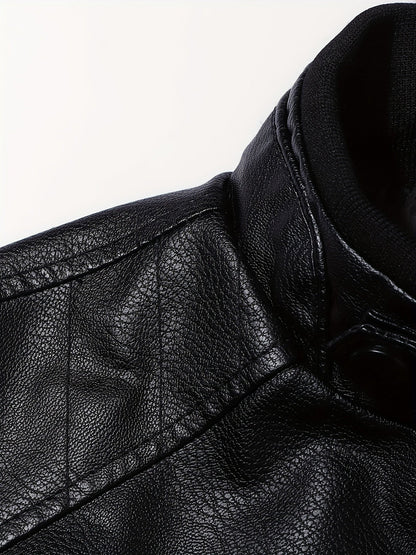 "Giacca in pelle da uomo con collo alto, maniche con cerniera, in colori eleganti, per un look moderno e sofisticato."