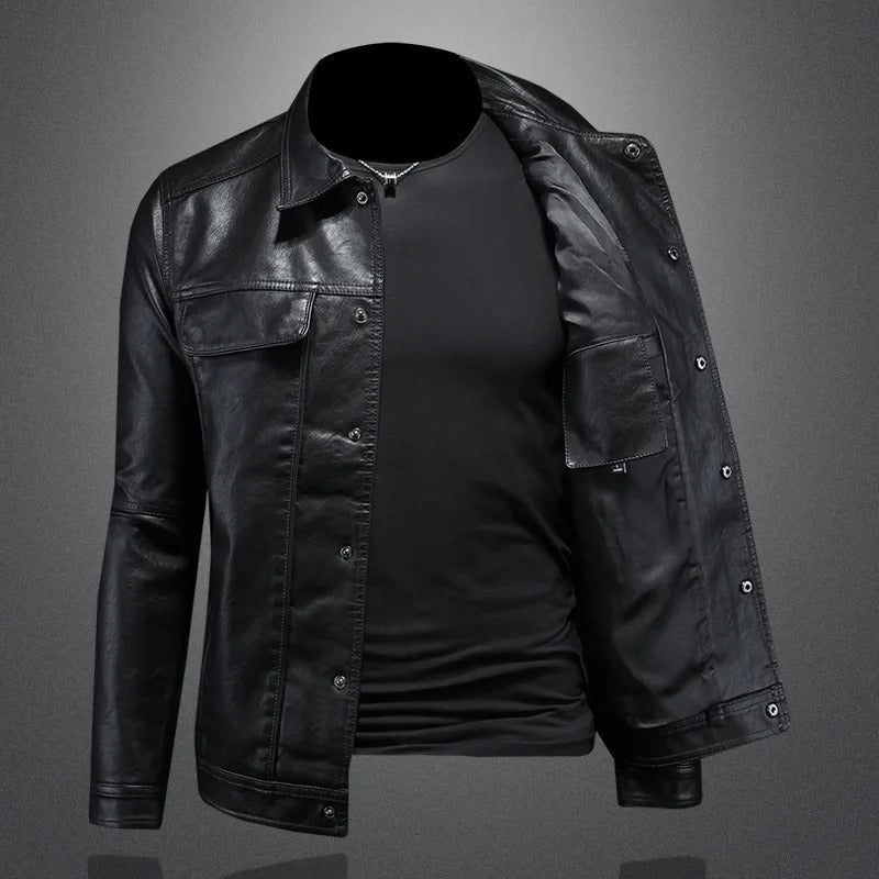 "Giacca in pelle da uomo nera, elegante e robusta, perfetta per le stagioni fredde, con design versatile e moderno."