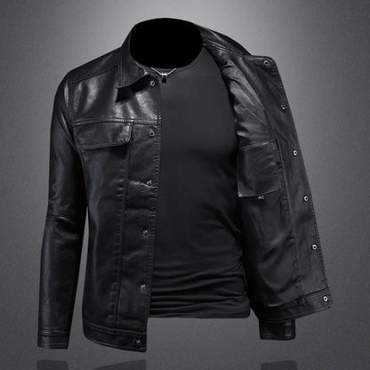 "Giacca in pelle da uomo nera, elegante e robusta, perfetta per le stagioni fredde, con design versatile e moderno."