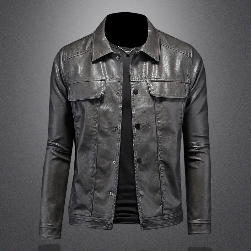 "Giacca in pelle da uomo nera, elegante e robusta, perfetta per le stagioni fredde, con design versatile e moderno."