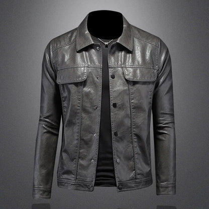 "Giacca in pelle da uomo nera, elegante e robusta, perfetta per le stagioni fredde, con design versatile e moderno."