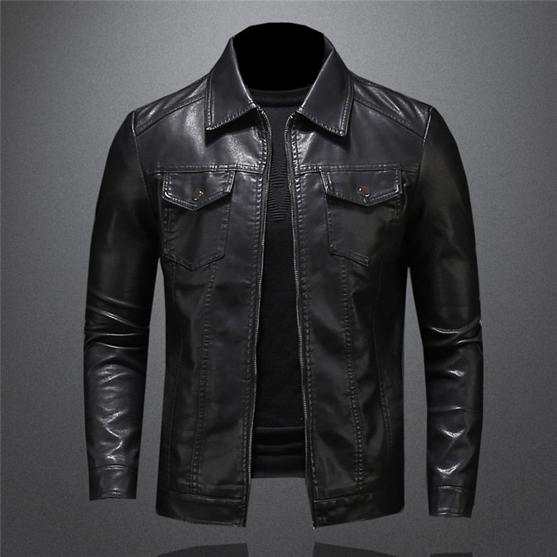 "Giacca in pelle uomo nera con cerniere, taglio slim, collo a revers, dettagli eleganti e design senza tempo."