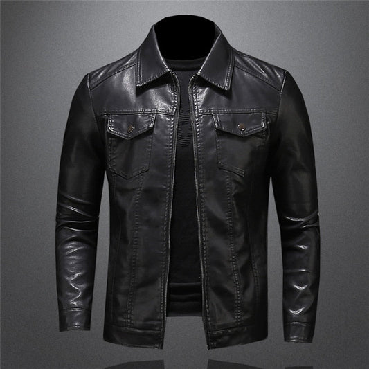 "Giacca in pelle uomo nera con cerniere, taglio slim, collo a revers, dettagli eleganti e design senza tempo."
