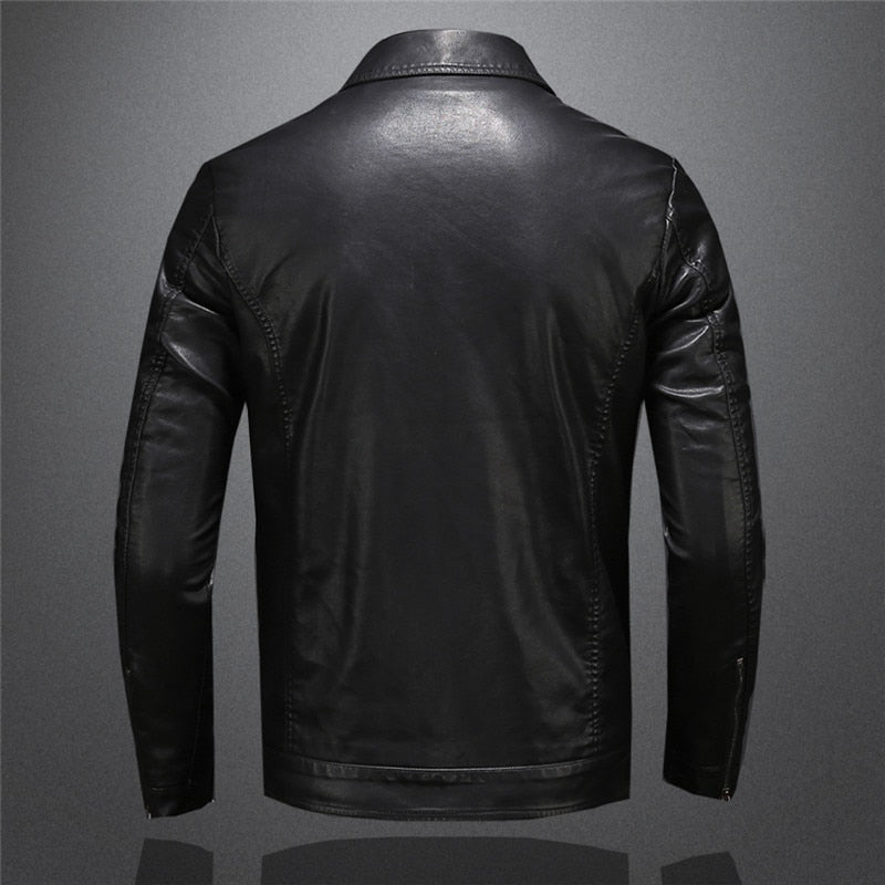 "Giacca in pelle uomo nera con cerniere, taglio slim, collo a revers, dettagli eleganti e design senza tempo."