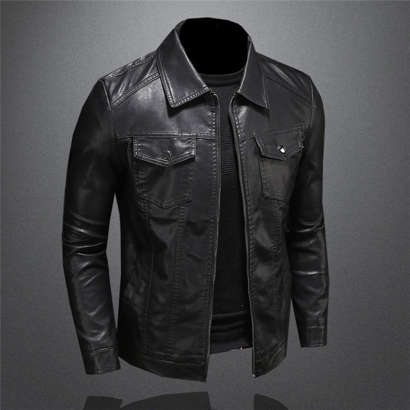 "Giacca in pelle uomo nera con cerniere, taglio slim, collo a revers, dettagli eleganti e design senza tempo."