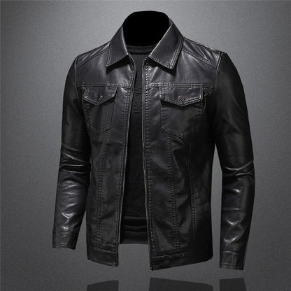 "Giacca in pelle uomo nera con cerniere, taglio slim, collo a revers, dettagli eleganti e design senza tempo."