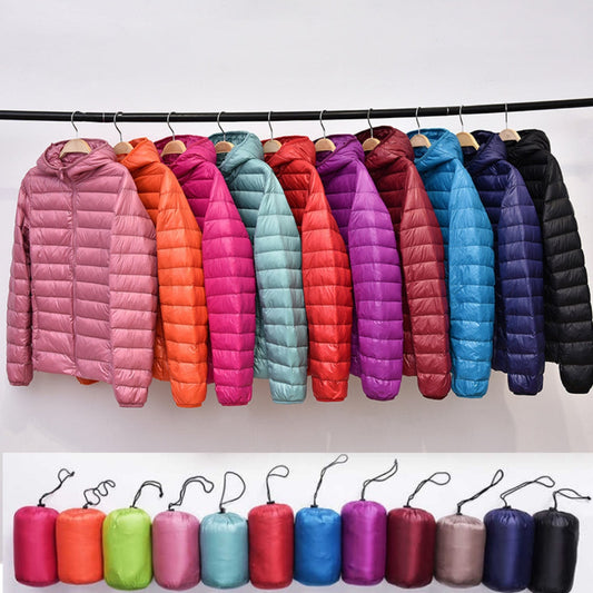 Giacca invernale donna impermeabile con piume d'anatra bianca, pieghe eleganti, colore scuro, stile casual e sofisticato.