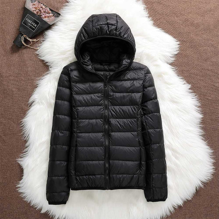 Giacca invernale donna impermeabile con piume d'anatra bianca, pieghe eleganti, colore scuro, stile casual e sofisticato.