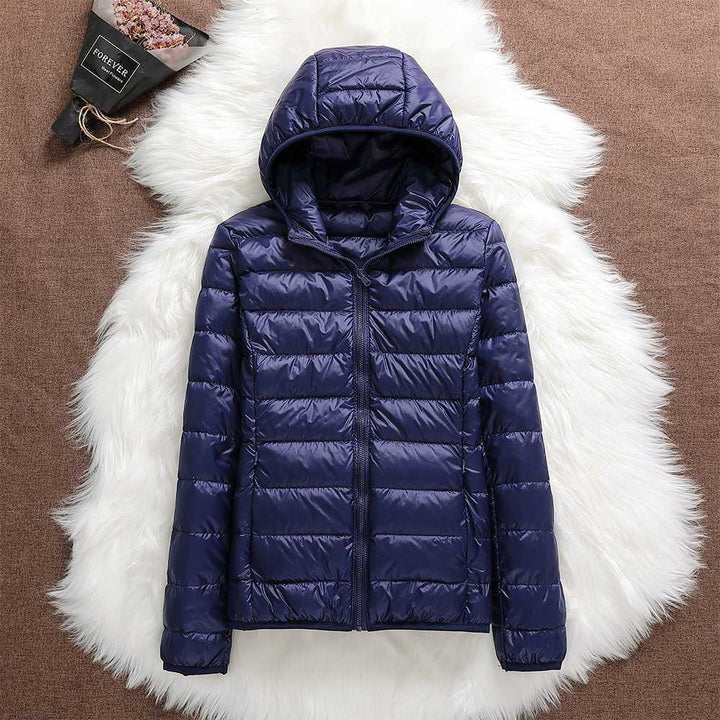Giacca invernale donna impermeabile con piume d'anatra bianca, pieghe eleganti, colore scuro, stile casual e sofisticato.