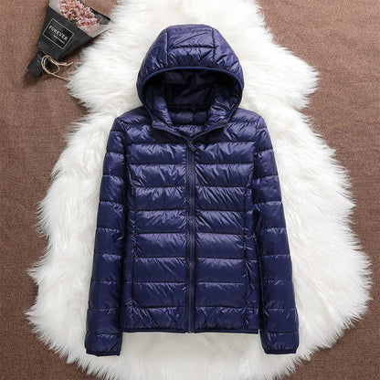 Giacca invernale donna impermeabile con piume d'anatra bianca, pieghe eleganti, colore scuro, stile casual e sofisticato.