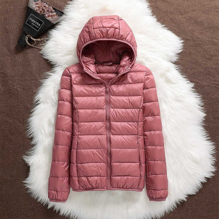 Giacca invernale donna impermeabile con piume d'anatra bianca, pieghe eleganti, colore scuro, stile casual e sofisticato.