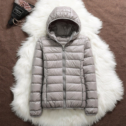 Giacca invernale donna impermeabile con piume d'anatra bianca, pieghe eleganti, colore scuro, stile casual e sofisticato.