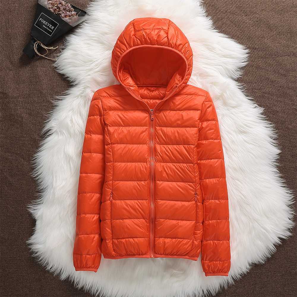Giacca invernale donna impermeabile con piume d'anatra bianca, pieghe eleganti, colore scuro, stile casual e sofisticato.