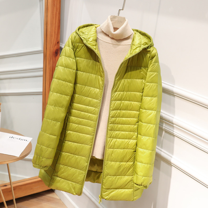 Giacca invernale donna impermeabile con piume d'anatra bianca, pieghe eleganti, colore scuro, stile casual e sofisticato.
