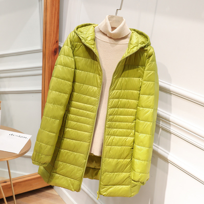 Giacca invernale donna impermeabile con piume d'anatra bianca, pieghe eleganti, colore scuro, stile casual e sofisticato.