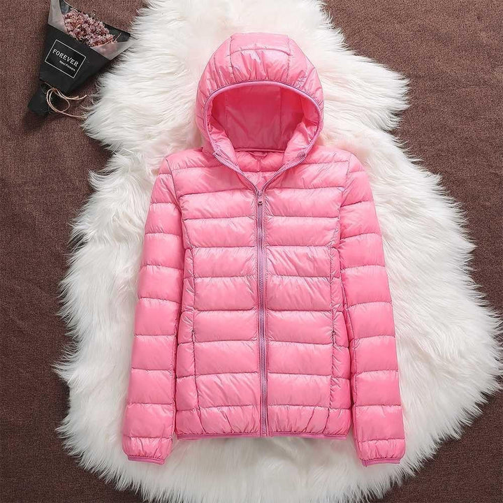 Giacca invernale donna impermeabile con piume d'anatra bianca, pieghe eleganti, colore scuro, stile casual e sofisticato.