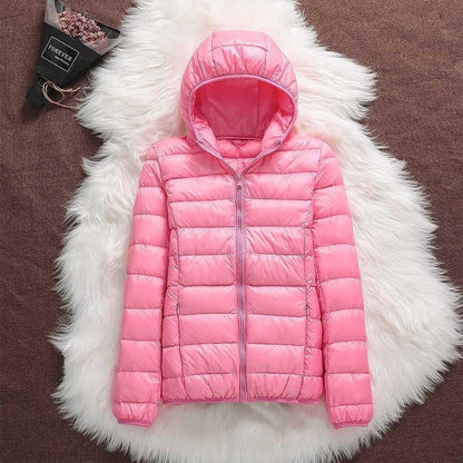 Giacca invernale donna impermeabile con piume d'anatra bianca, pieghe eleganti, colore scuro, stile casual e sofisticato.