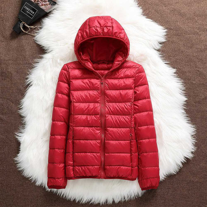 Giacca invernale donna impermeabile con piume d'anatra bianca, pieghe eleganti, colore scuro, stile casual e sofisticato.