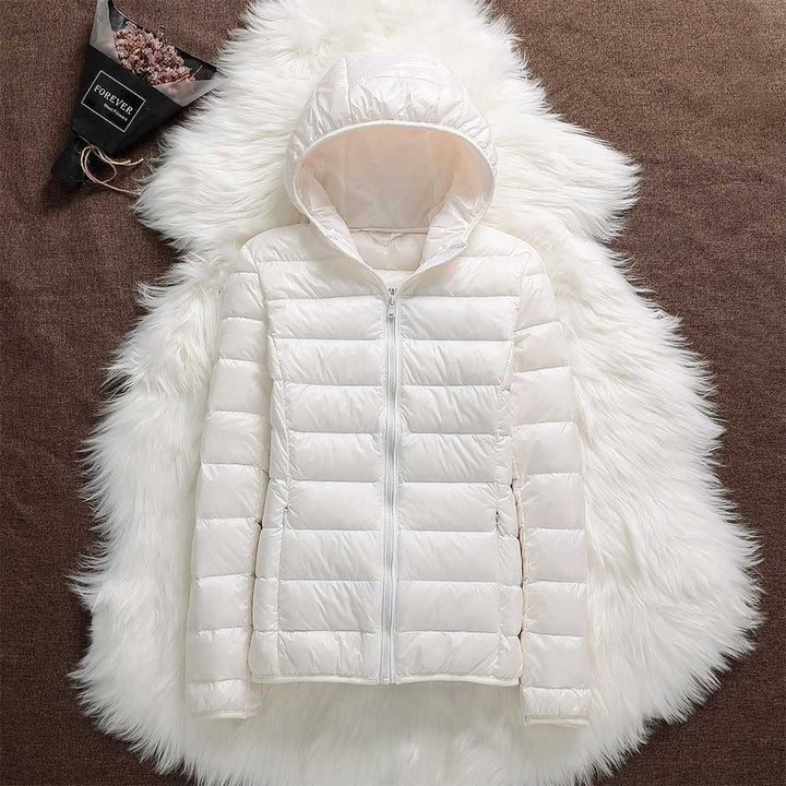 Giacca invernale donna impermeabile con piume d'anatra bianca, pieghe eleganti, colore scuro, stile casual e sofisticato.