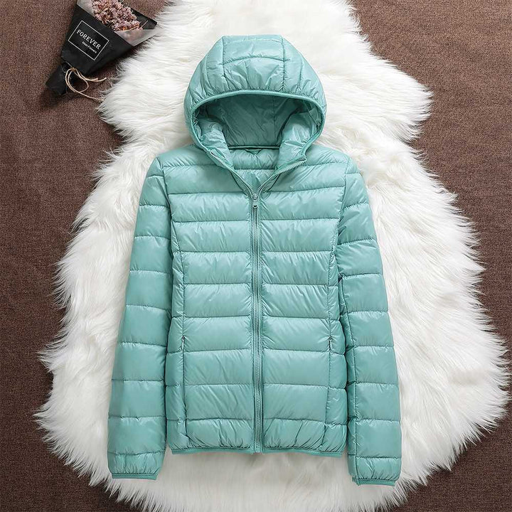 Giacca invernale donna impermeabile con piume d'anatra bianca, pieghe eleganti, colore scuro, stile casual e sofisticato.