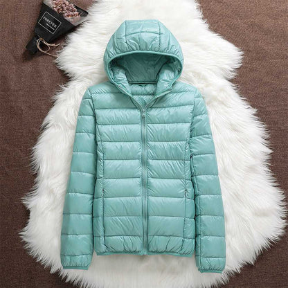 Giacca invernale donna impermeabile con piume d'anatra bianca, pieghe eleganti, colore scuro, stile casual e sofisticato.